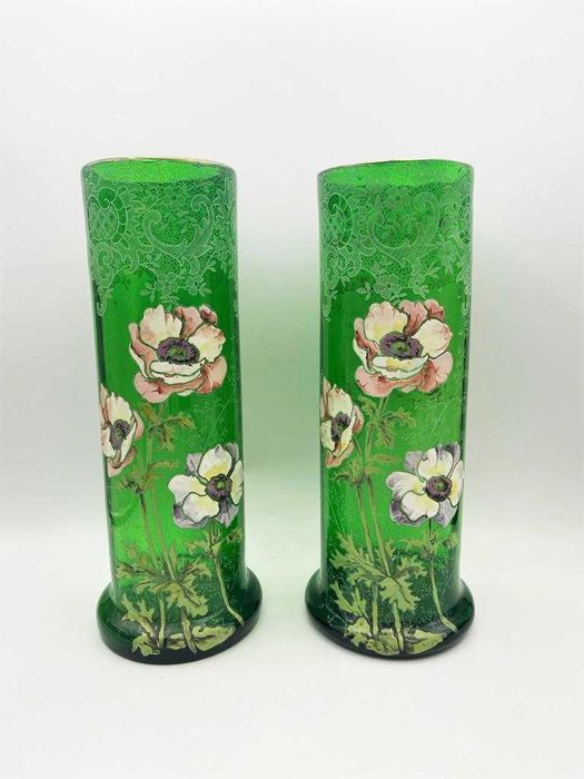 Jarra antiga com decoração floral e pássaros