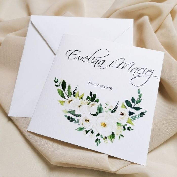 Zaproszenia ślubne z białymi kwiatami i zielenią