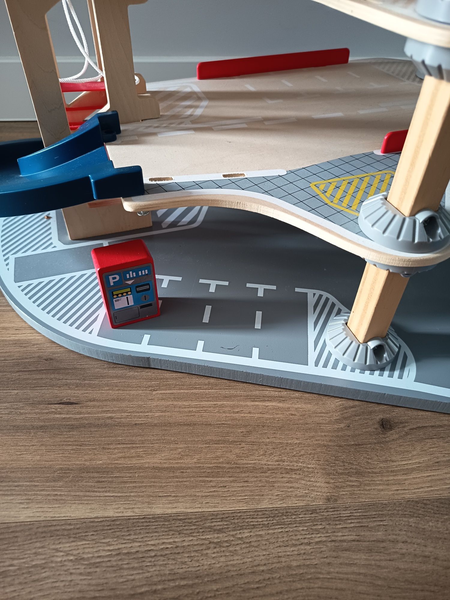 Parking 4-poziomowy zjeżdżalnia tor zestaw drewniany PLAYTIVE