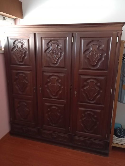 Roupeiro de madeira com 3 portas e espelho