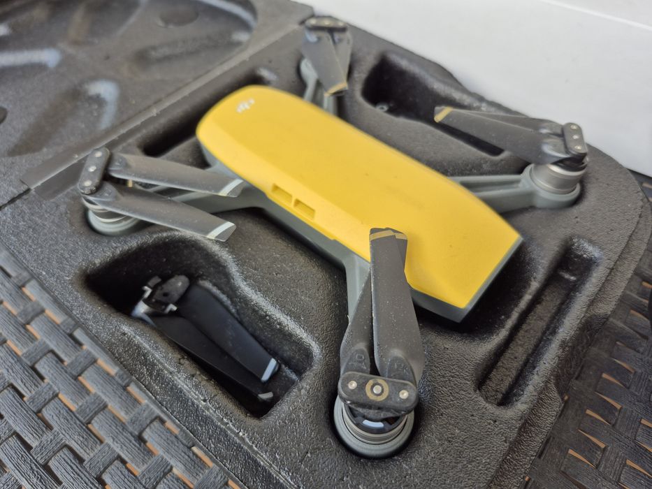 Dron DJI Spark + kontroler + karta pamięci 32 GB