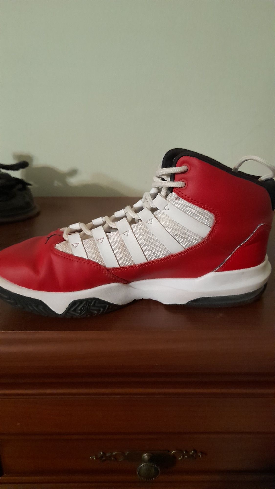 кросівки Jordan червоно-білі