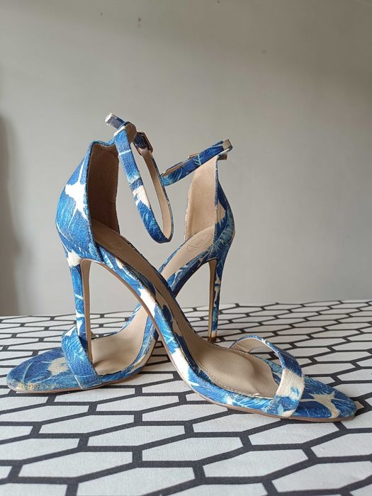 Sandałki niebiesko białe szpilka Missguided - 40