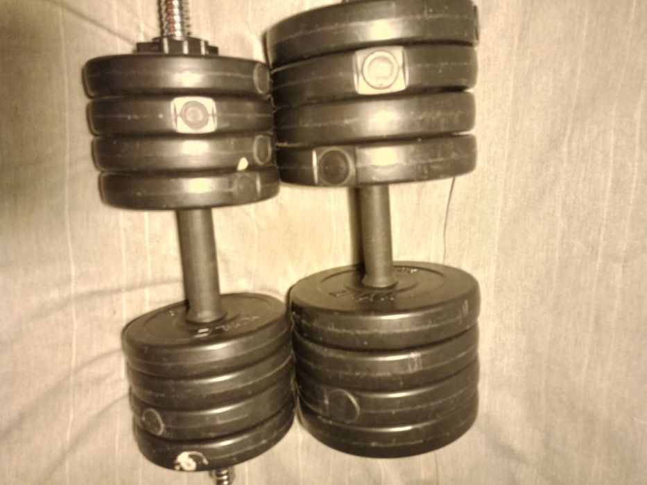 Hantle do fitnessu i sportu w doskonałym stanie i jakości.