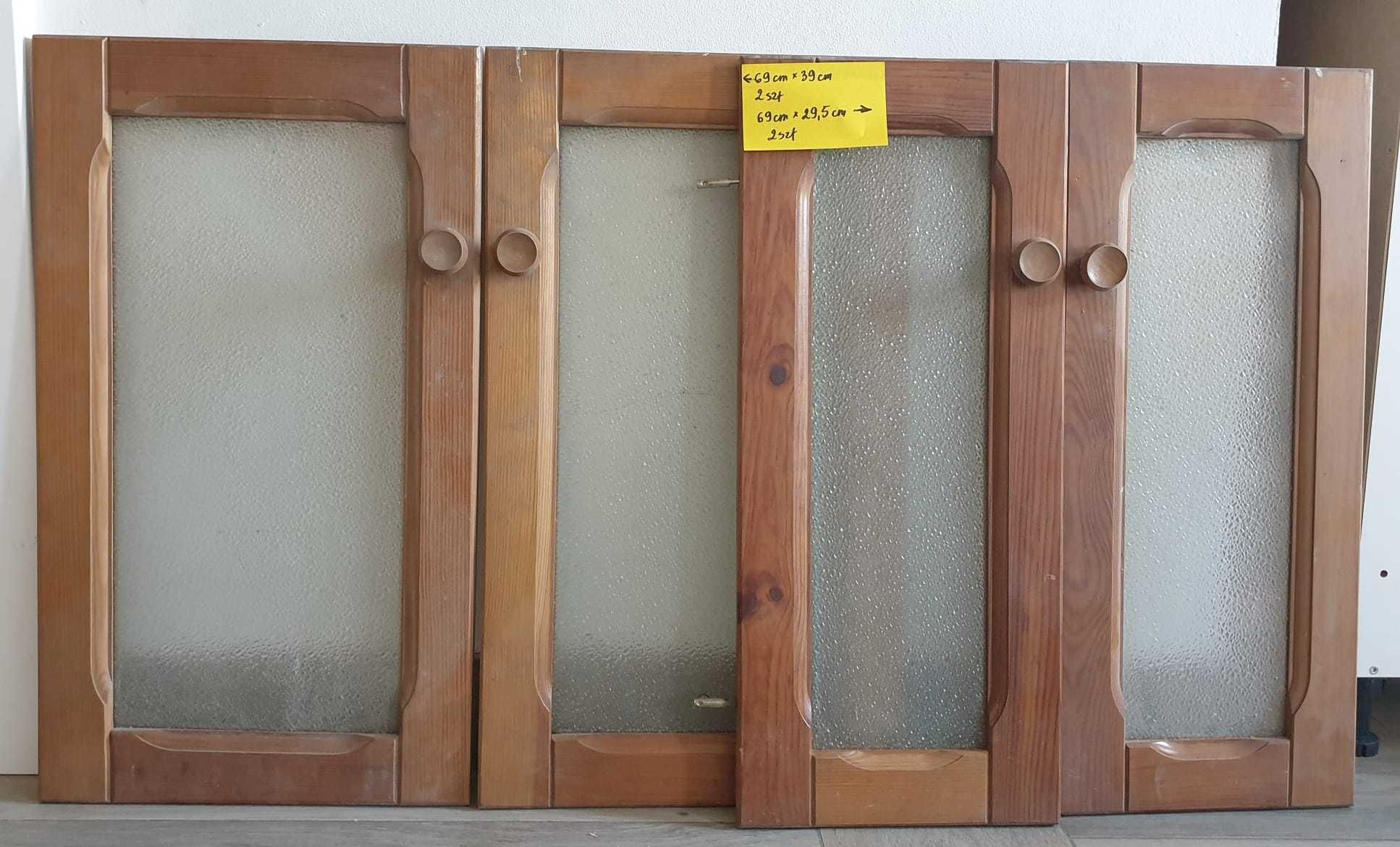 Drewniane drzwiczki i szafa