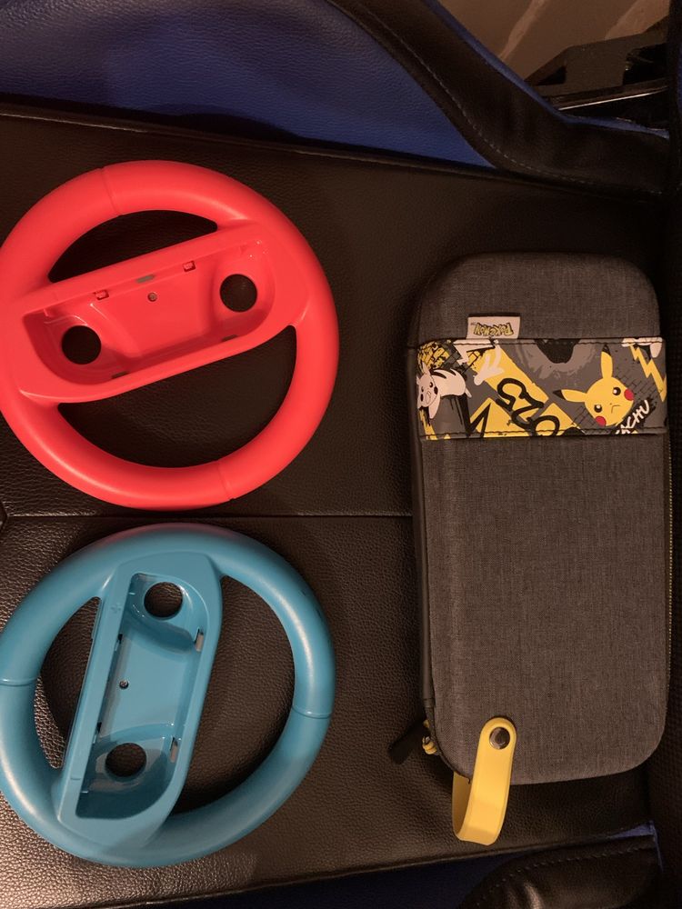 Acessorios para nintendo switch e uma bolsa pra ninttendo
