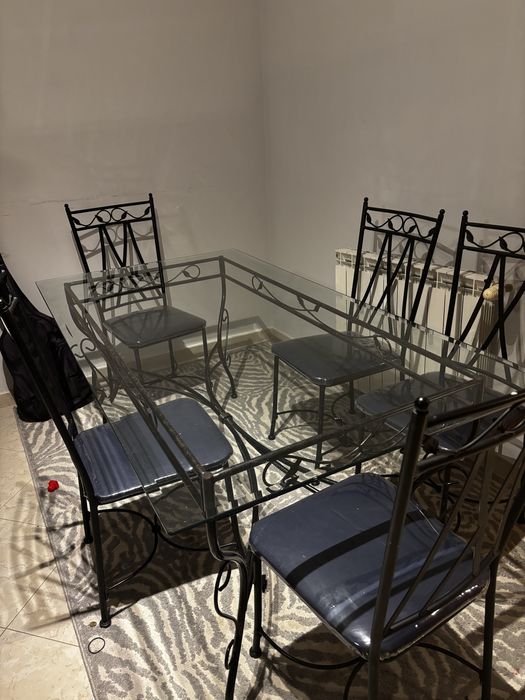 Mesa de 6 lugares com tampo de vidro