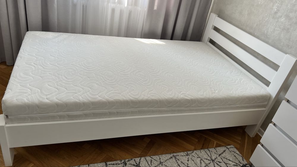 Продам ліжко в хорошому стані, та з хорошим ортопедичним матрацом