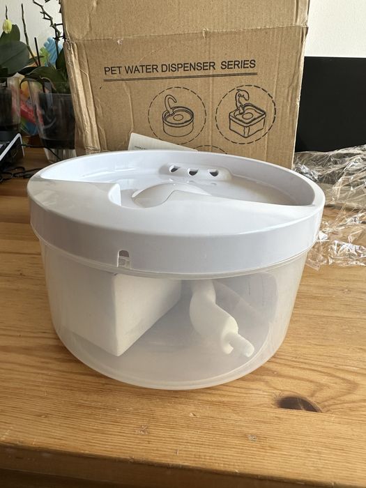 POIDŁO Automatyczna fontanna WODNA królika LED 2L