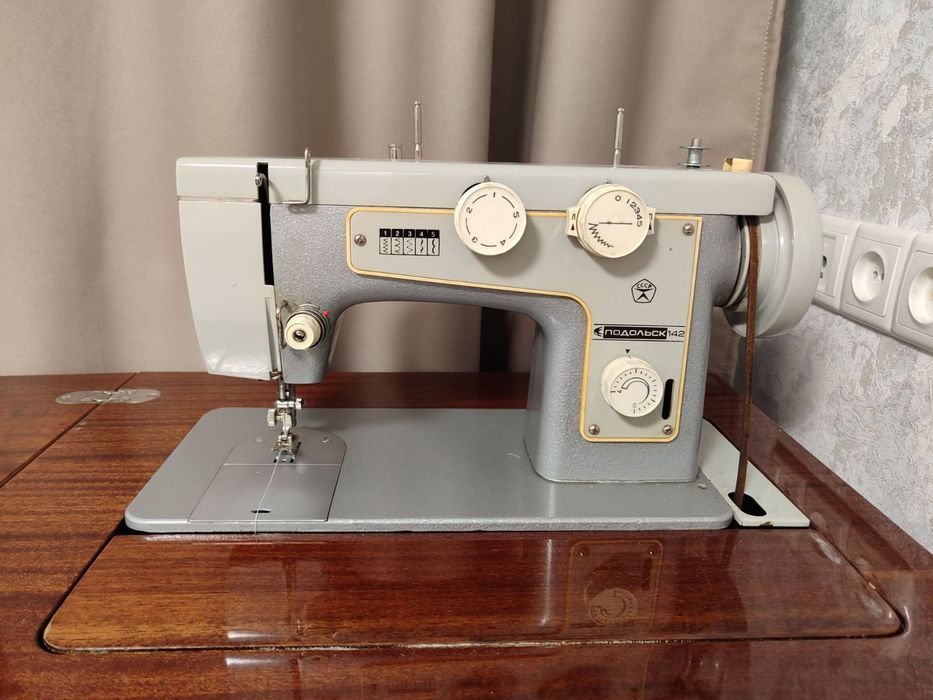 Швейная машинка Подольск-142, механическая, педальная, столовая