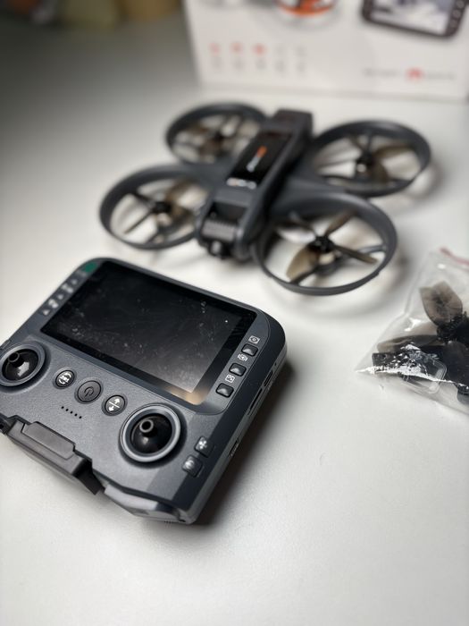 Dron S156 z kamerą i kontrolerem LCD - Fly More Combo