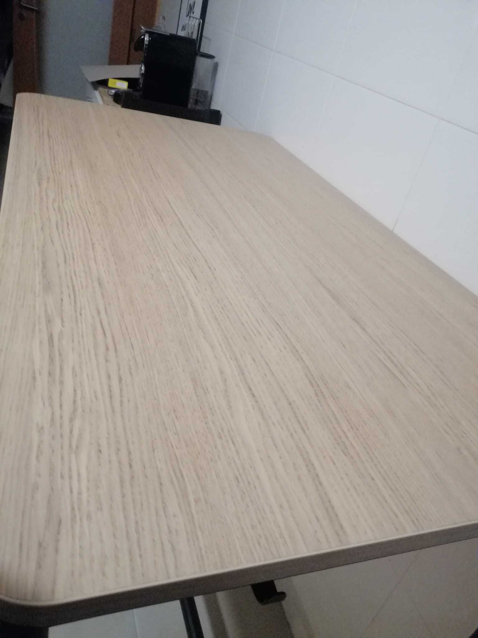 Mesa e Bancos altos Cozinha