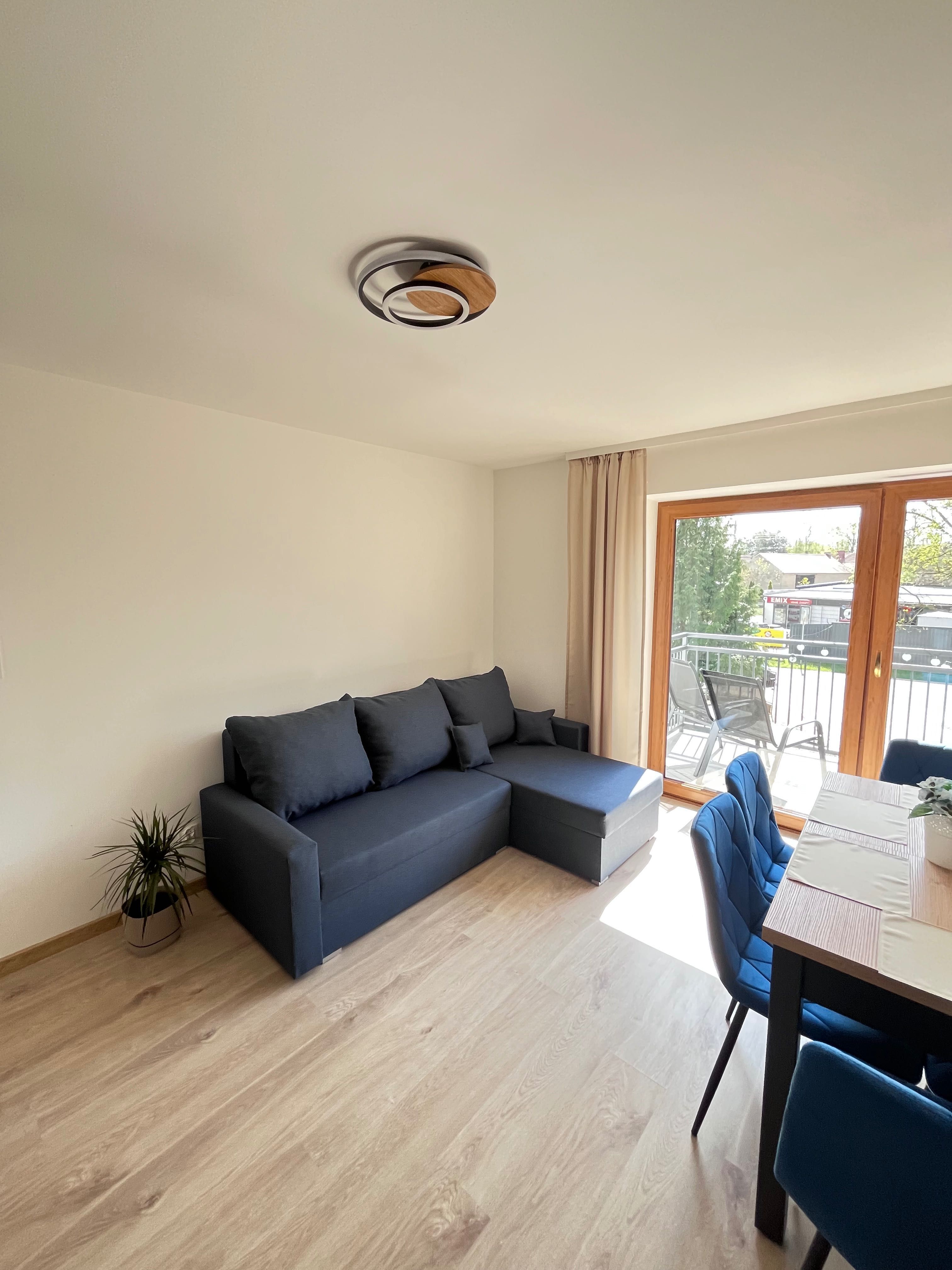 Apartament 6-osobowy z balkonem – komfort blisko jeziora