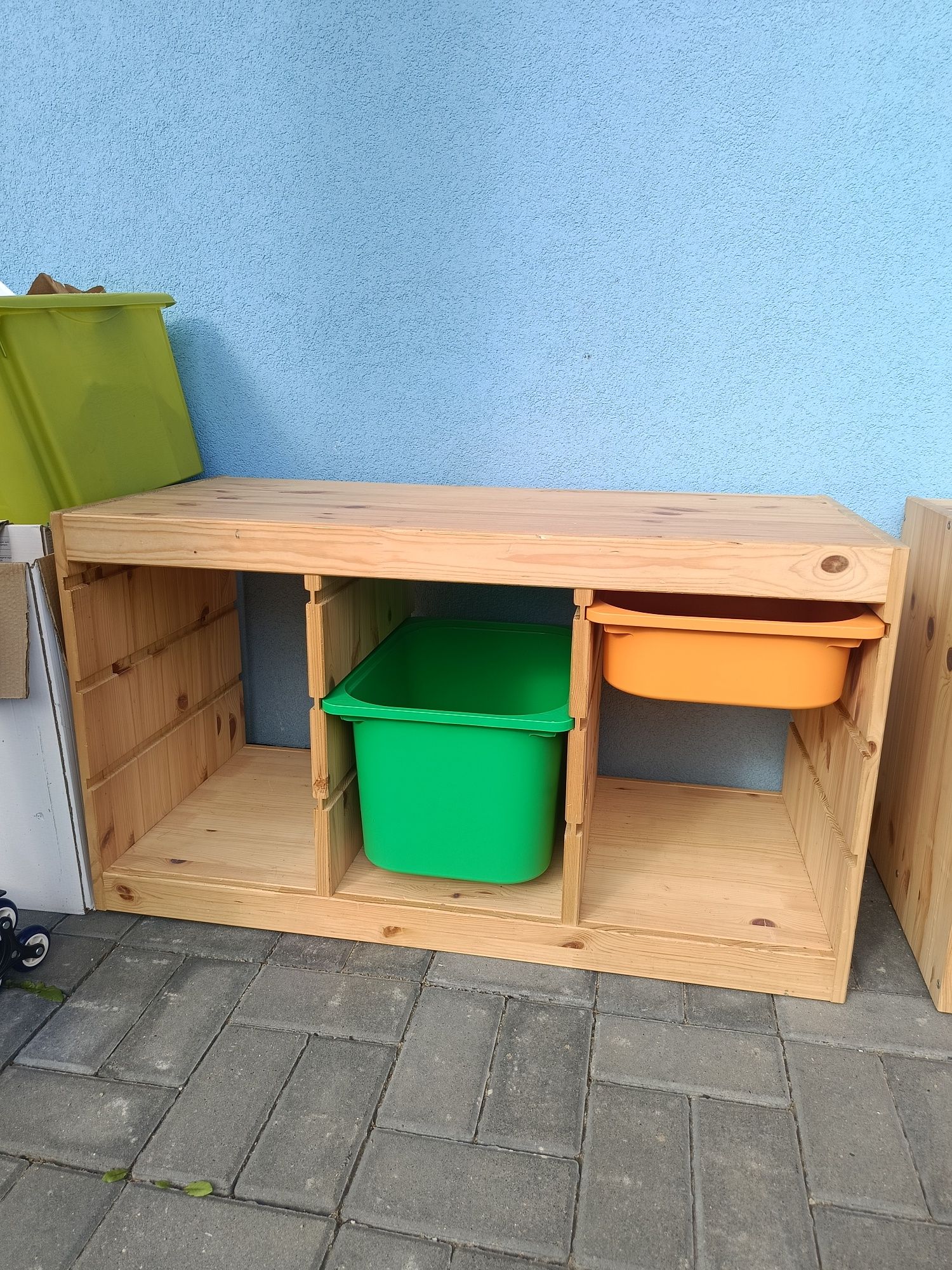 Regały Ikea Trofast drewniane z pojemnikami
