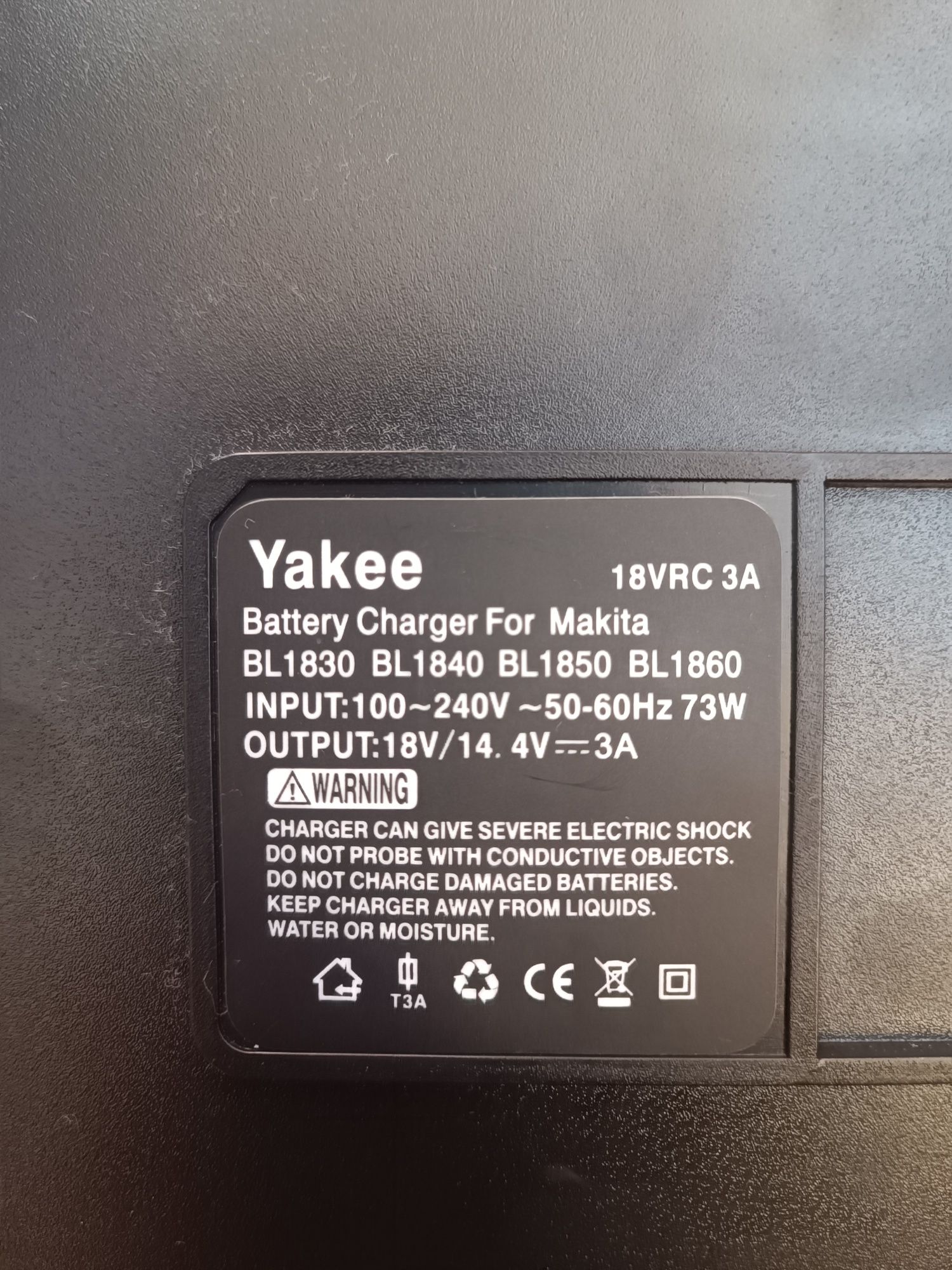 Зарядний пристрій Yakee DC18RC зарядка Makita 18V 3A