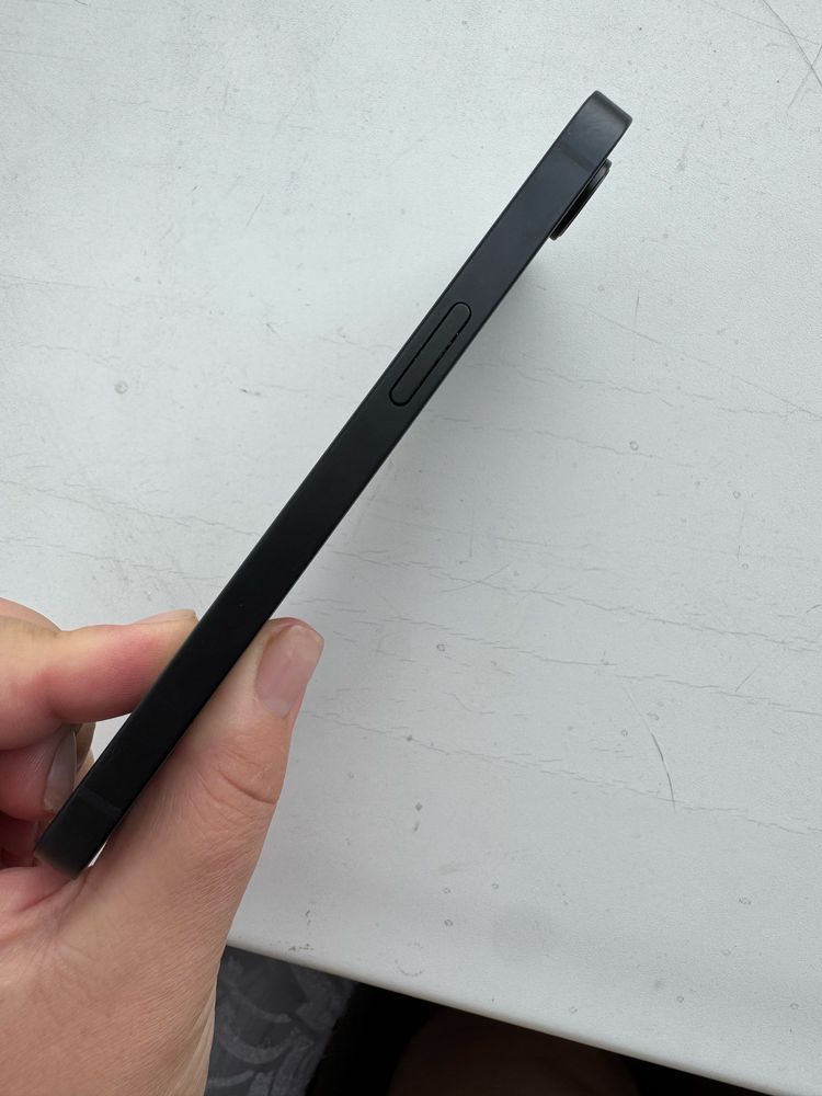 Продам iPhone 16 e