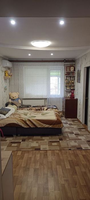 Продам двокімнатну квартиру в центрі міста.