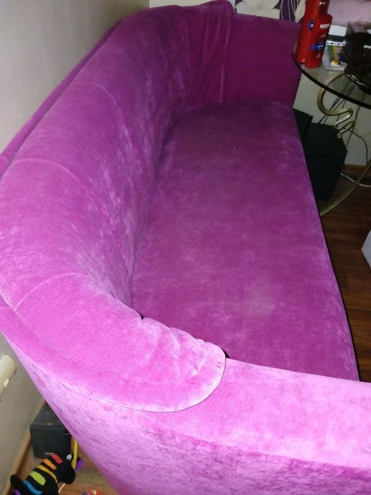 Стильний рожевий диван