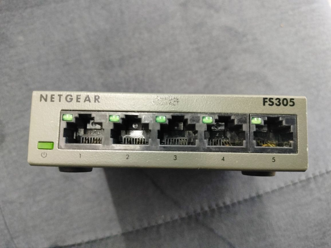 Switch Netgear FS305