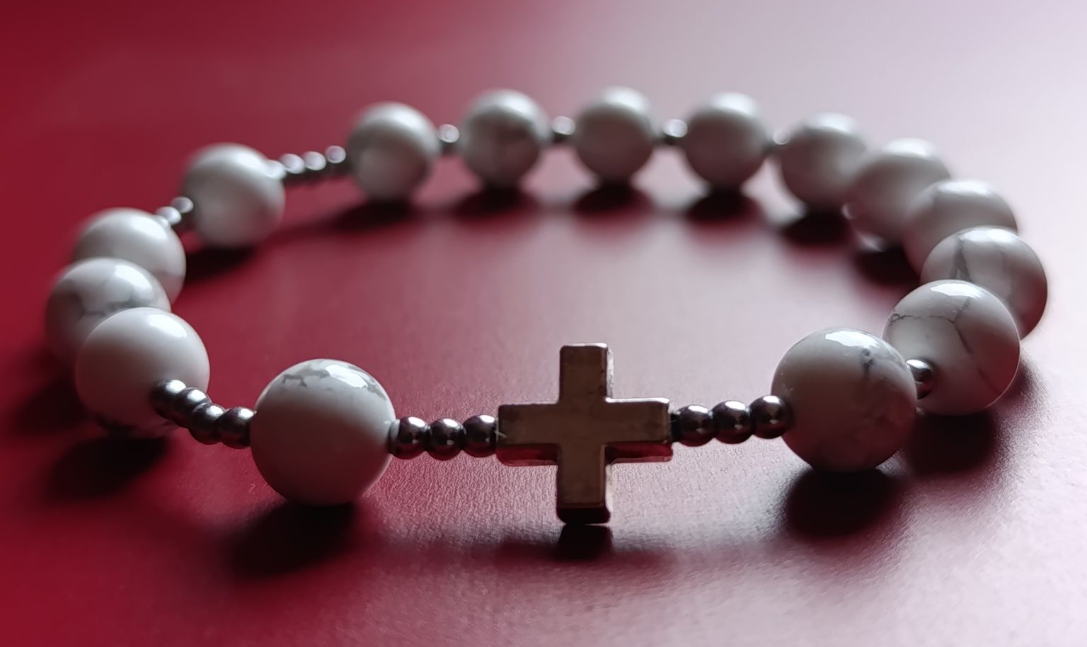 Różaniec bransoletka z białego howlitu i hematytu