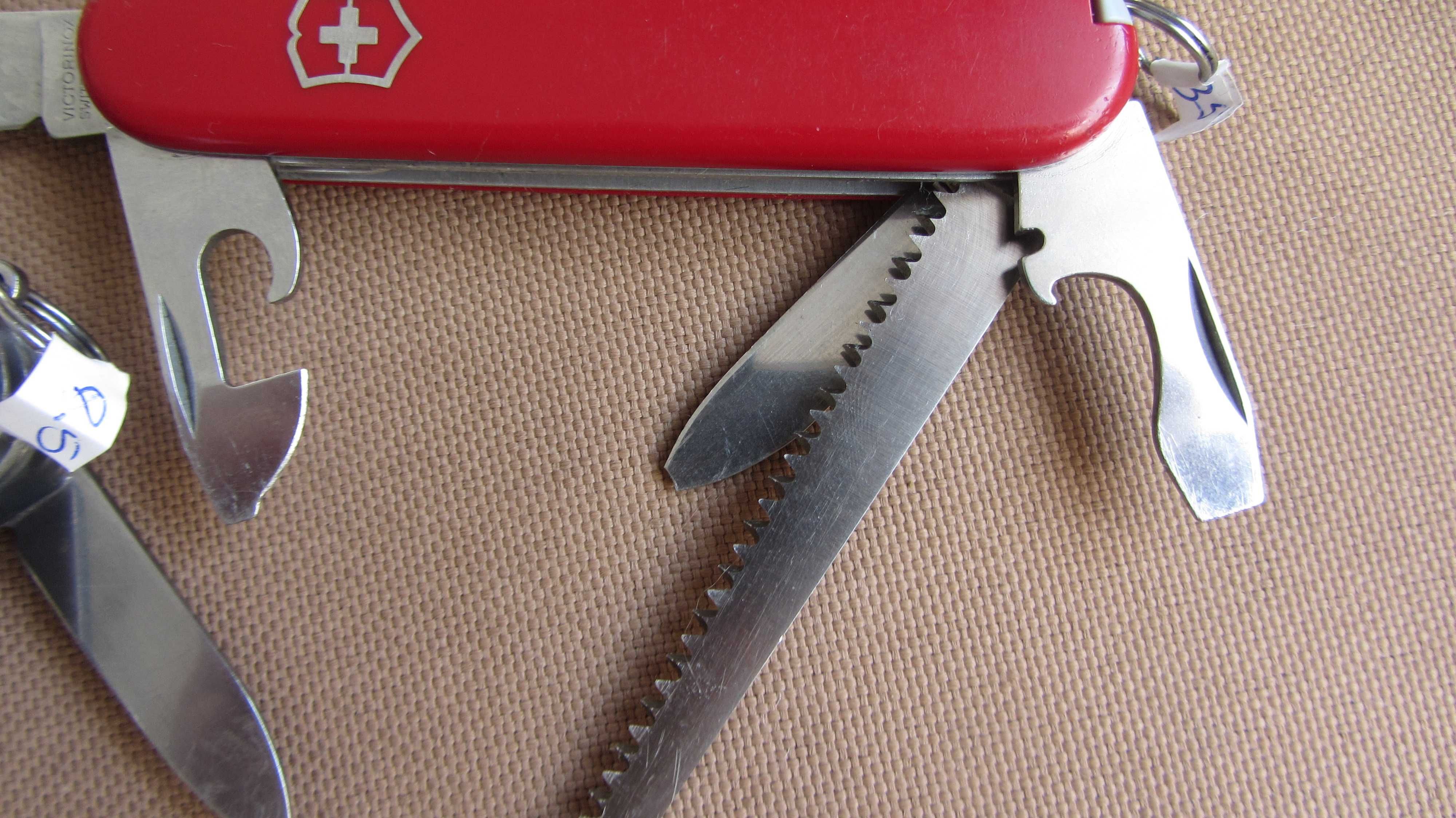 Одним лотом два Victorinox.