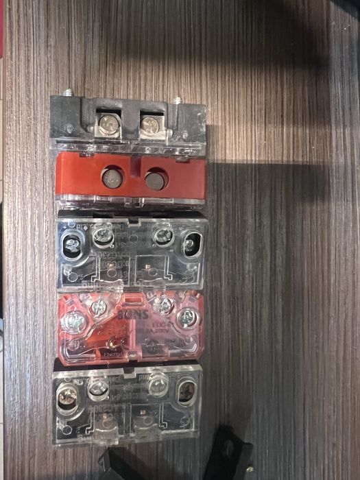 Kontak elektryczny z zworka