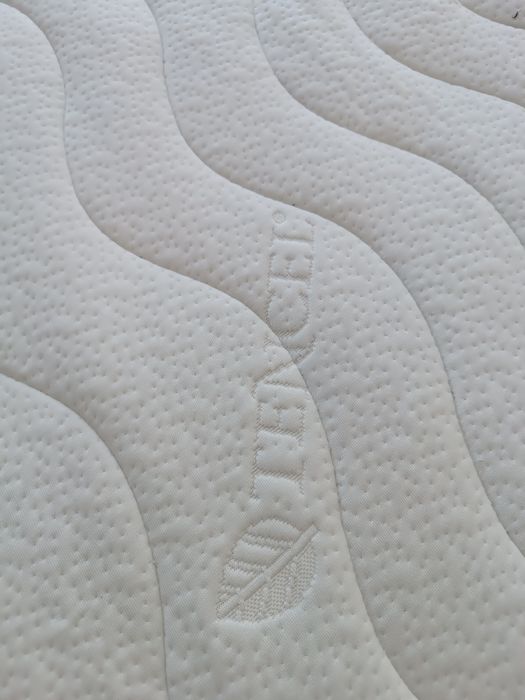 Materac piankowy nawierzchniowy topper 160x200 firmy Hilding