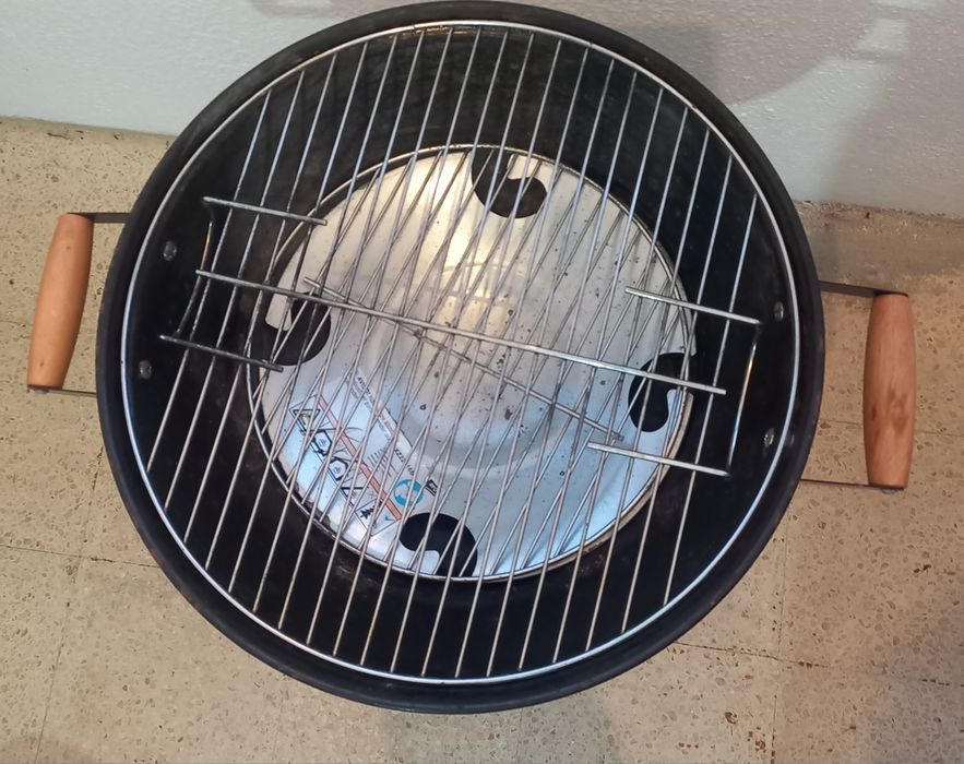 Vendo grelhador a carvão tripé com tampa