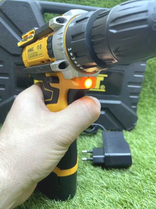 Шуруповерт потужний DeWALT 12V з набором і кейсом