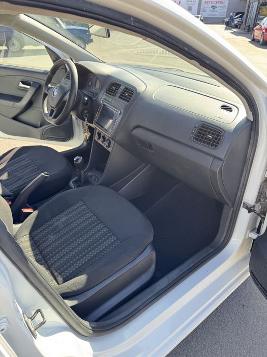 Volkswagen Polo 2015 года выпуска.