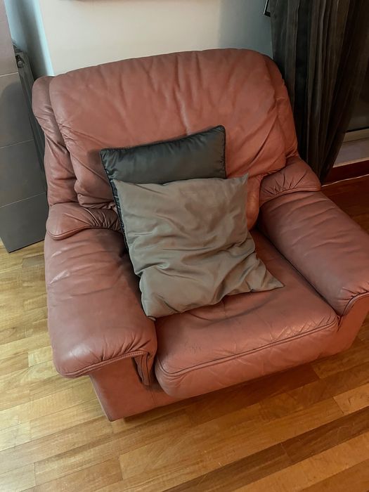 2 Sofás Poltrona de pele. Preço por unidade