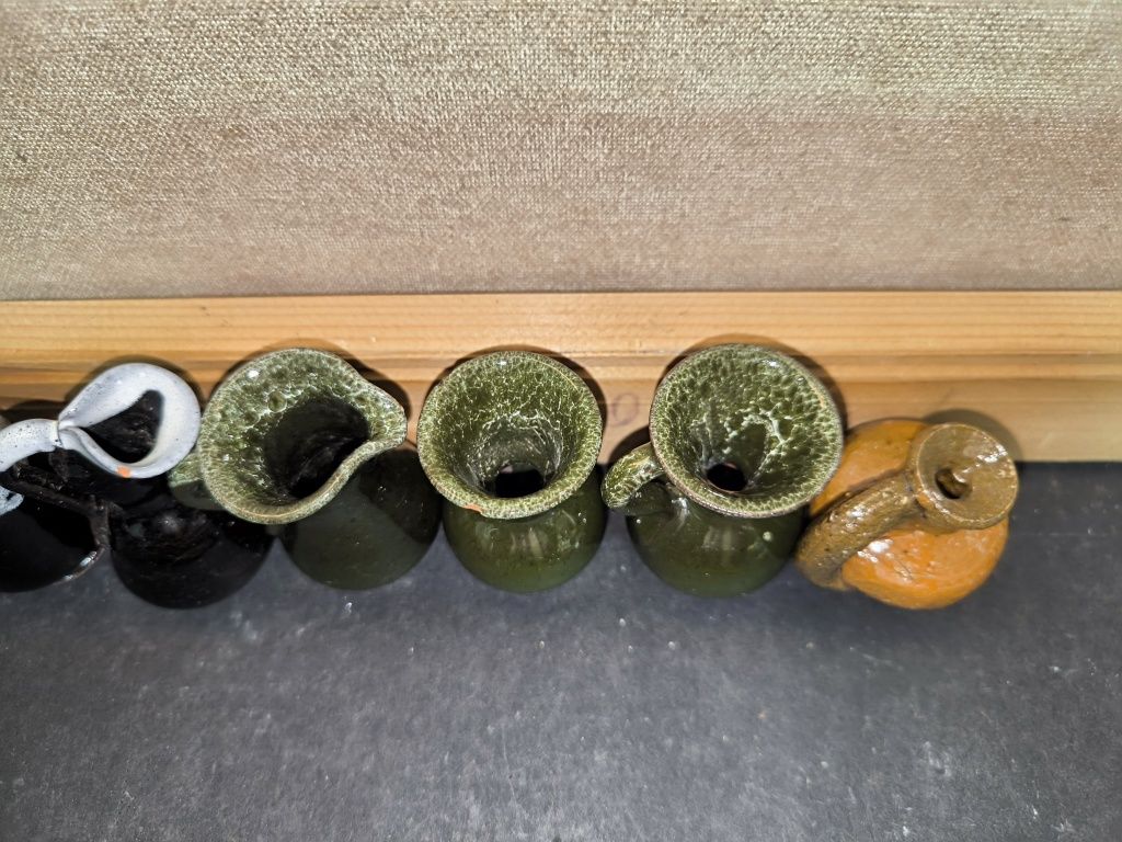 Jogo de 7 mini jarros cerâmicos