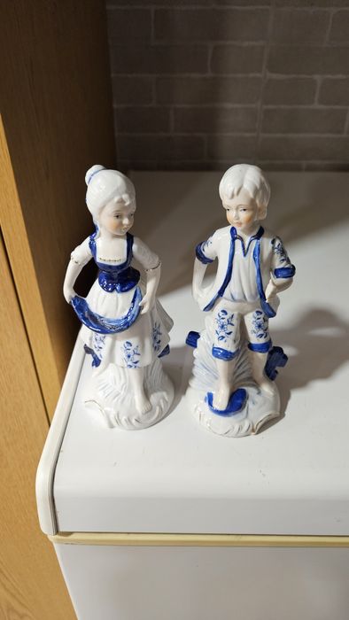 Imagens em porcelana com trajes do sec.XVIII.