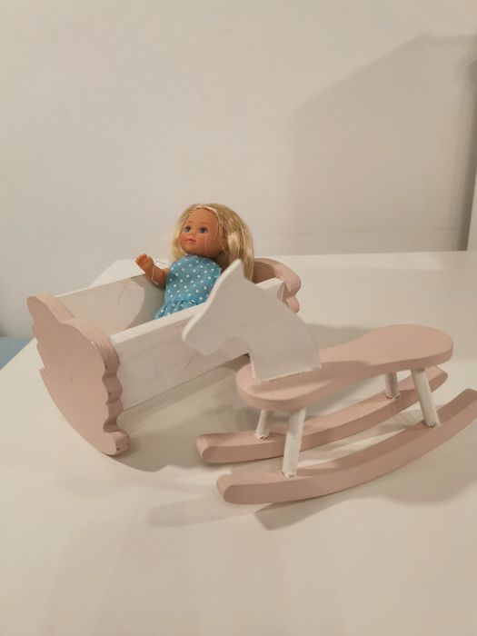 Drewniane akcesoria dla lalek łóżko i koń na biegunach