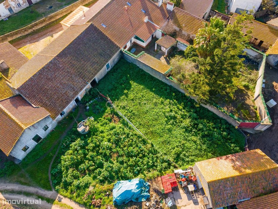 Terreno Urbano com Armazém em Pedra