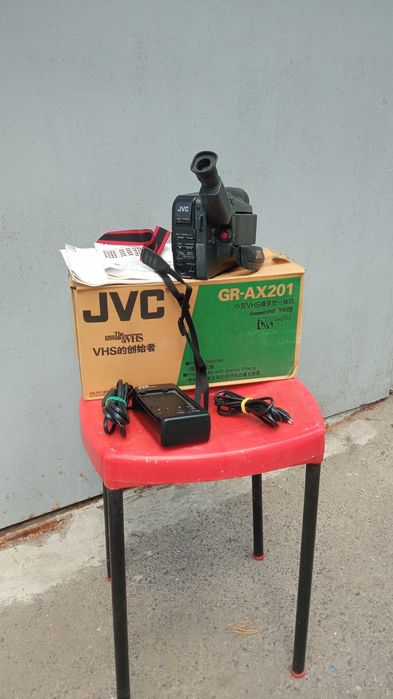 Продам видеокамеру JVC GR-AX201