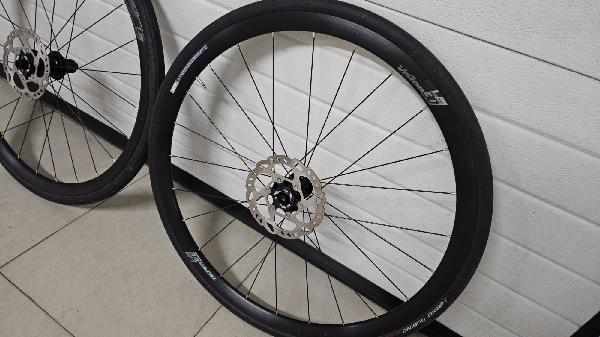 Rodas Vision Team 30 com pneus e discos.