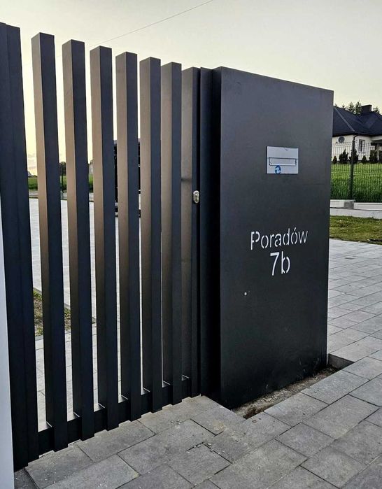 Aluminiowy słupek multimedialny- WYCIĘCIE NR DOMU/NAZWY ULICY GRATIS