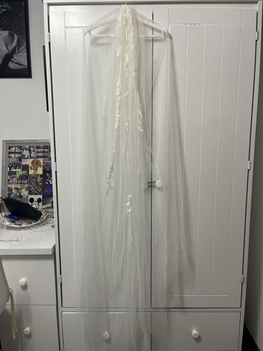 Довга весільна сукня