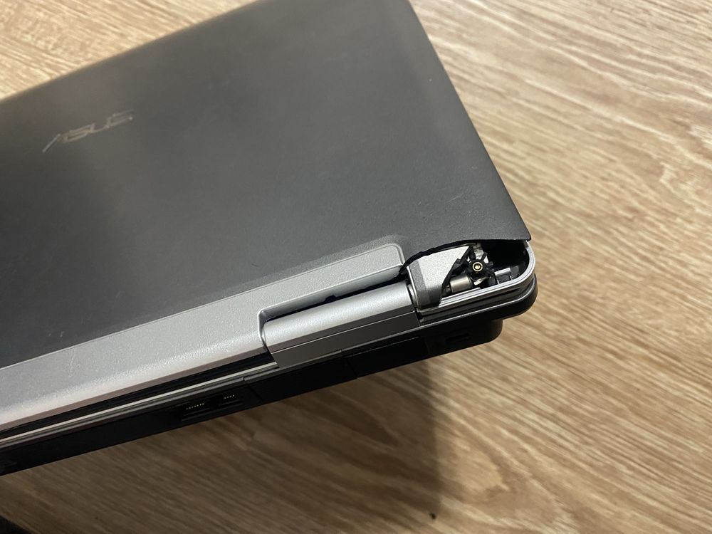 Ноутбук Asus працює розбірка запчастини