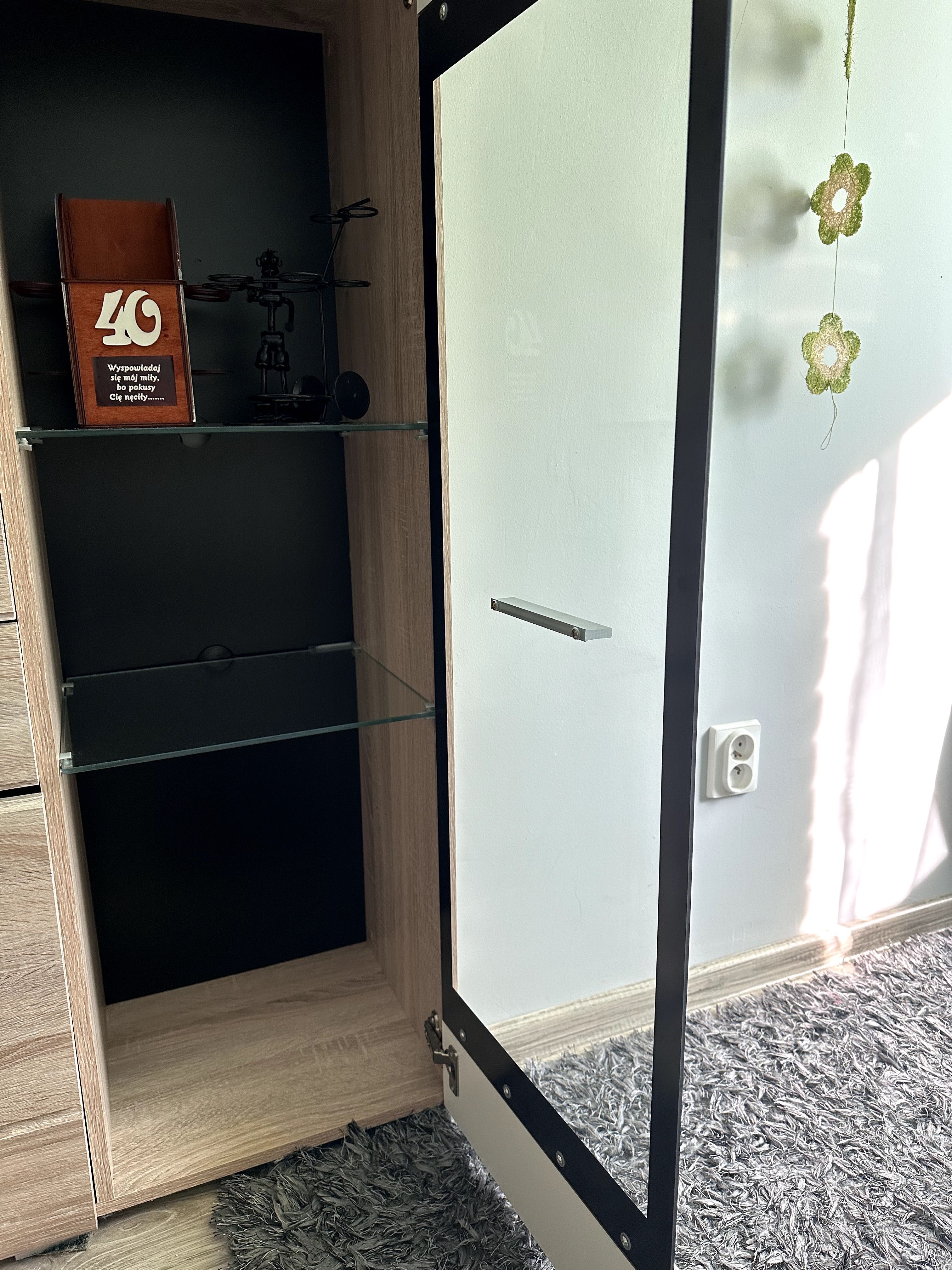 dwie komody  z oświetleniem