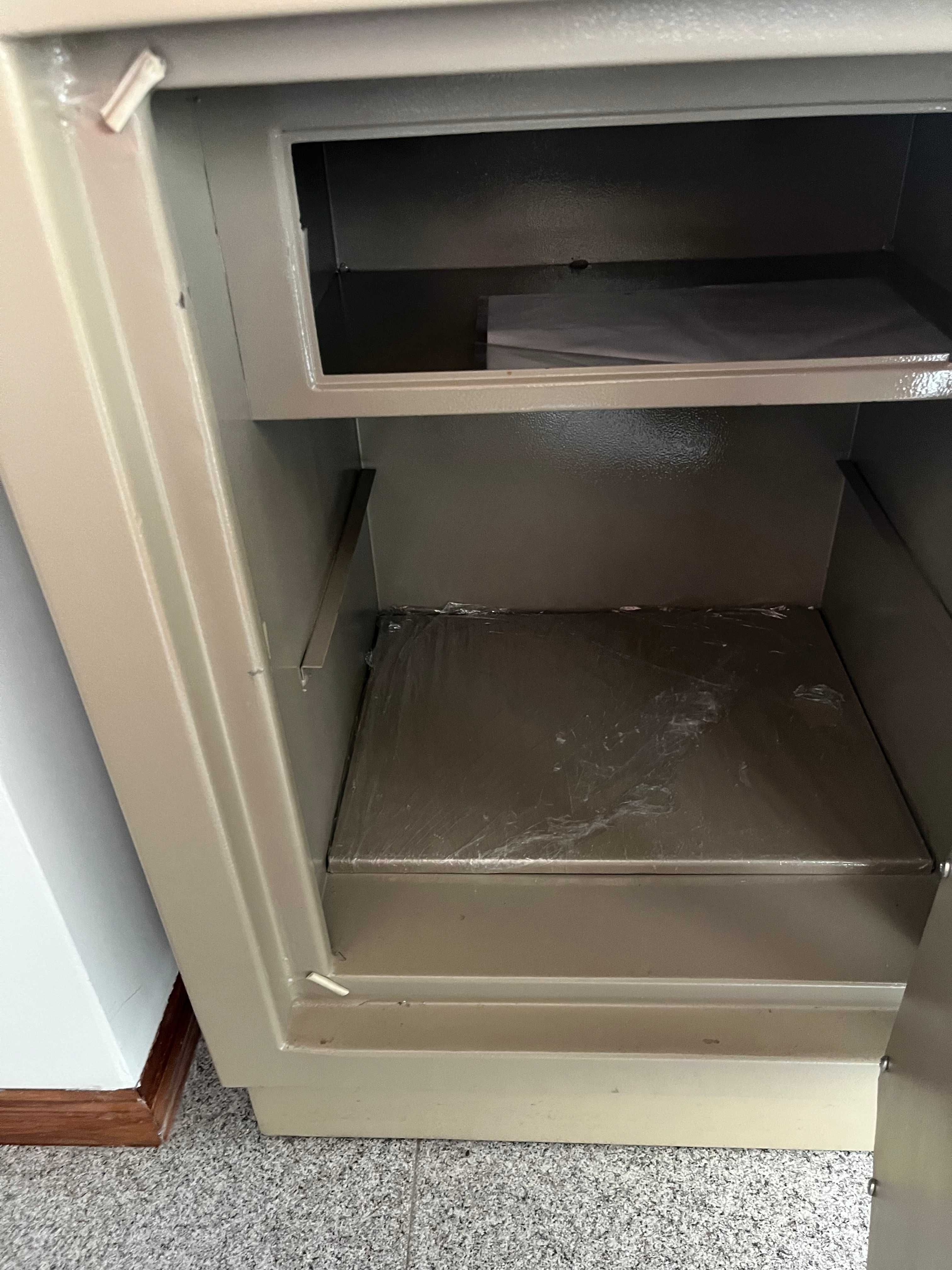 Cofre em ferro com código e chave