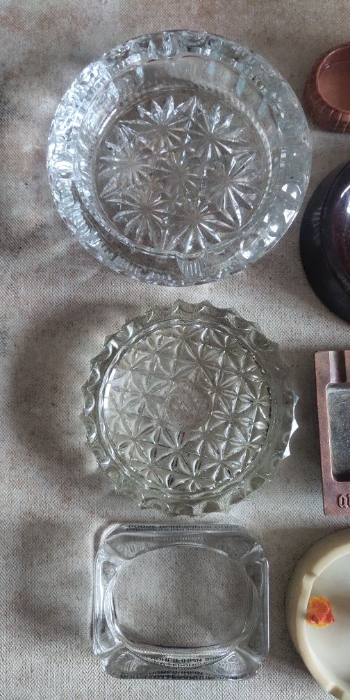 Пепельница хрустальная, металлическая, стеклянная, пластиковая.