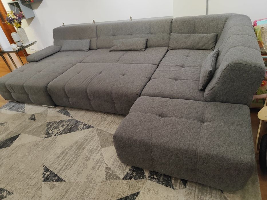 Sofá de tecido cinzento