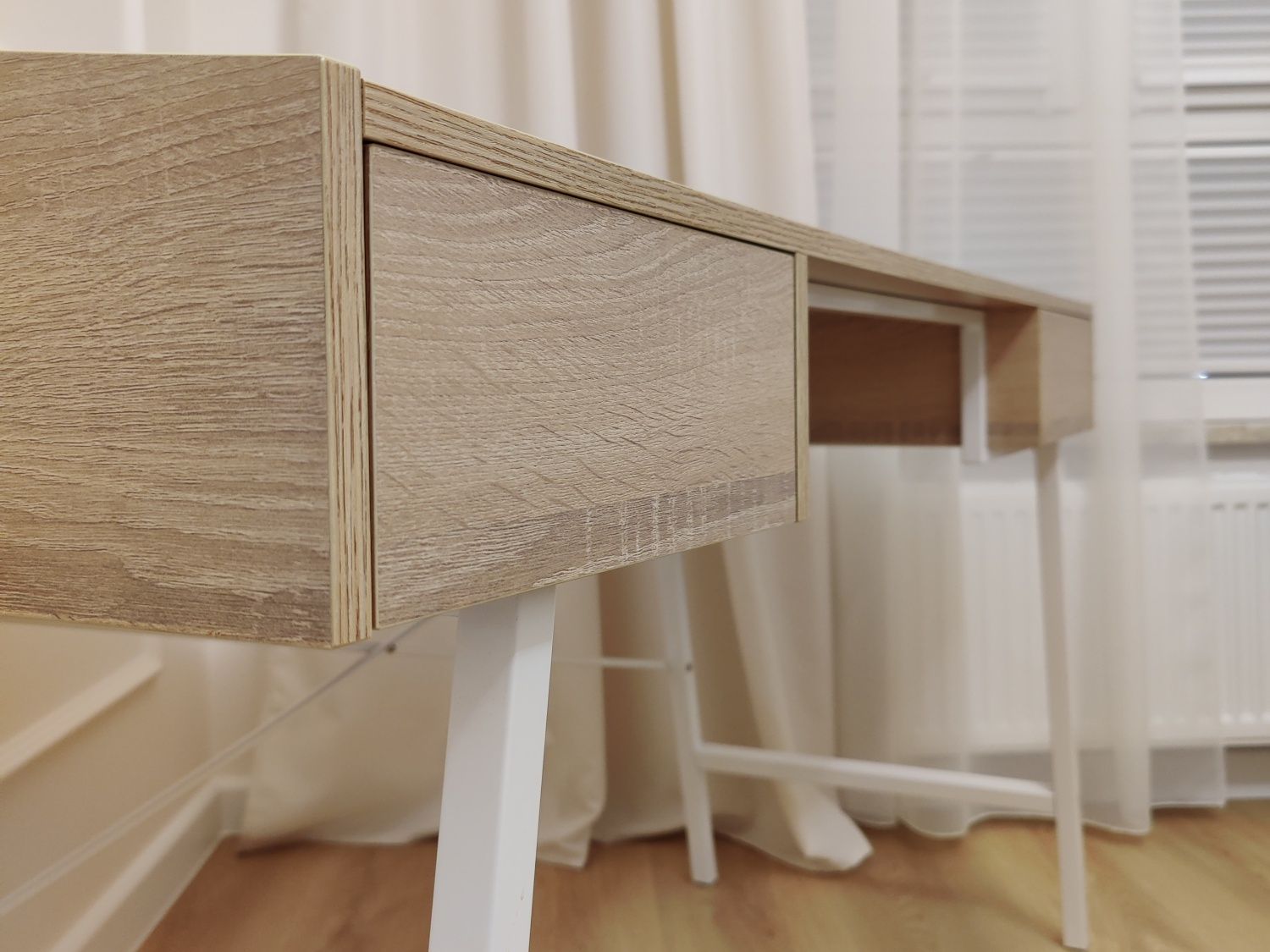 Dębowe biurko w stylu skandynawskim