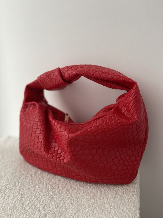 Czerwona torebka pleciona