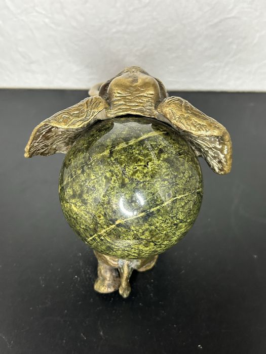 Бронзовая статуэтка Слон с Шаром , камень змеевик