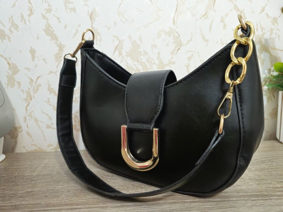 Чорна маленька сумка