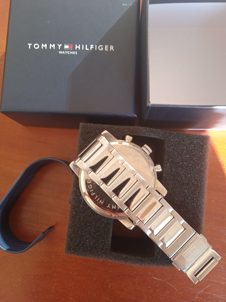 Часы Tommy Hilfiger