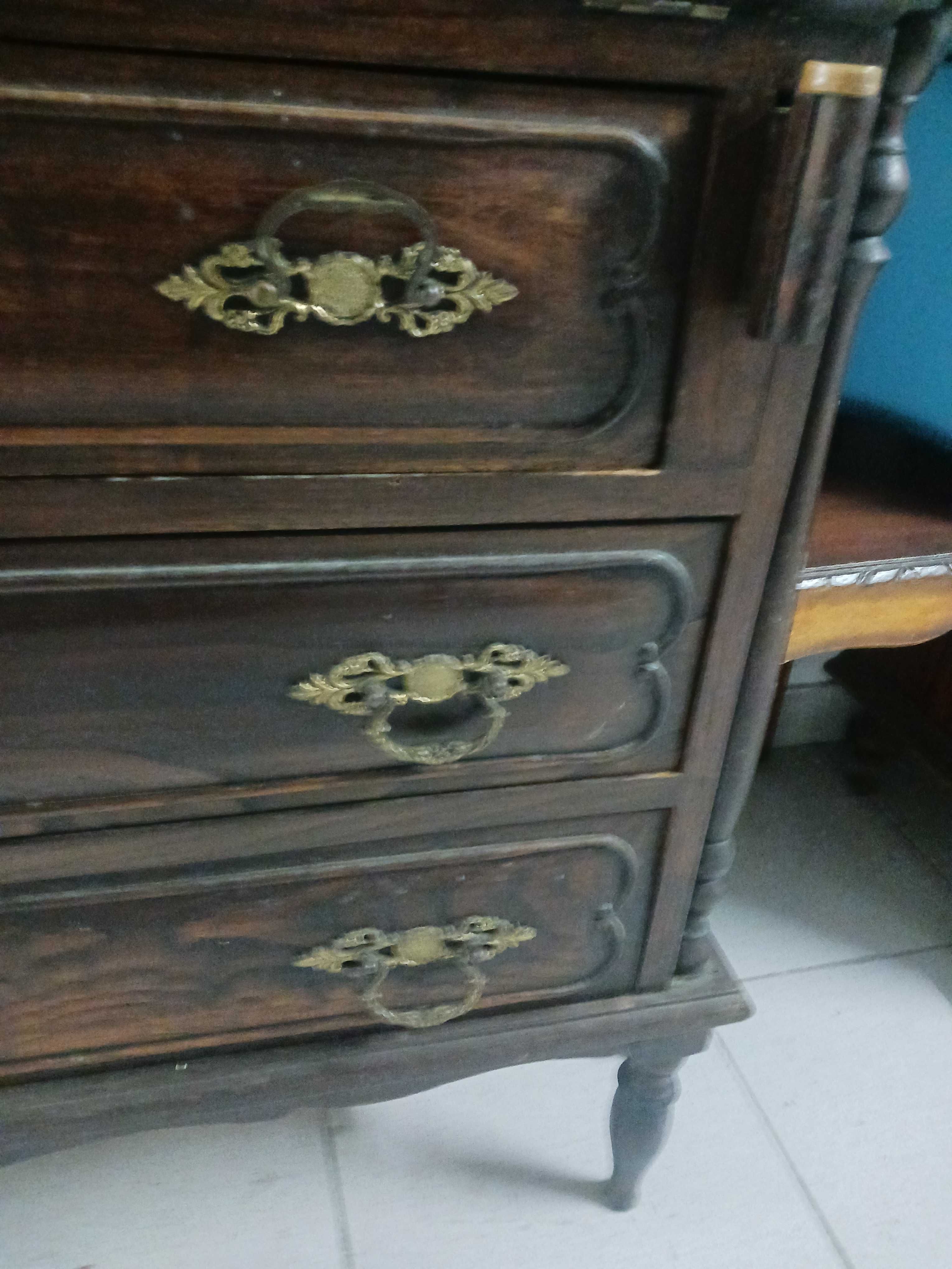 Cómoda estilo antigo em bom estado
